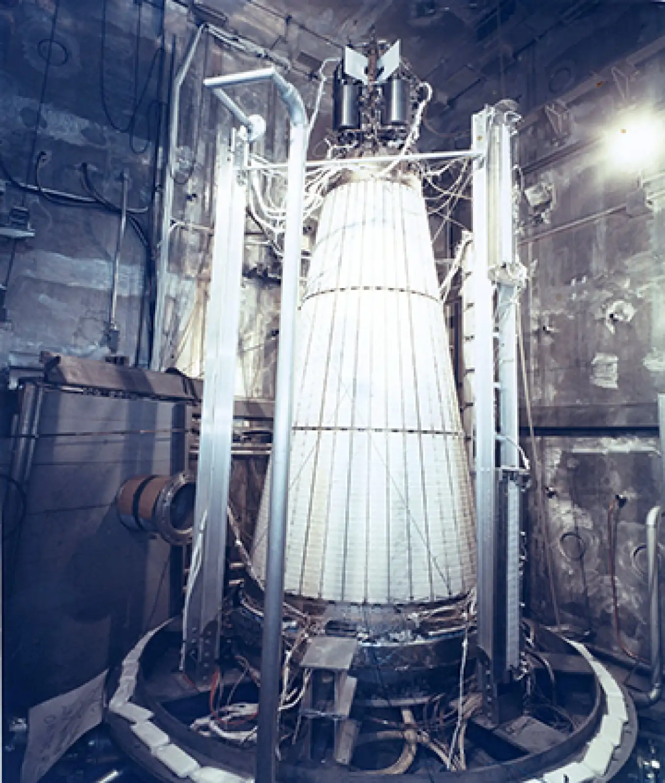 1965年SNAP-10反应堆在环境测试设施中进行测试