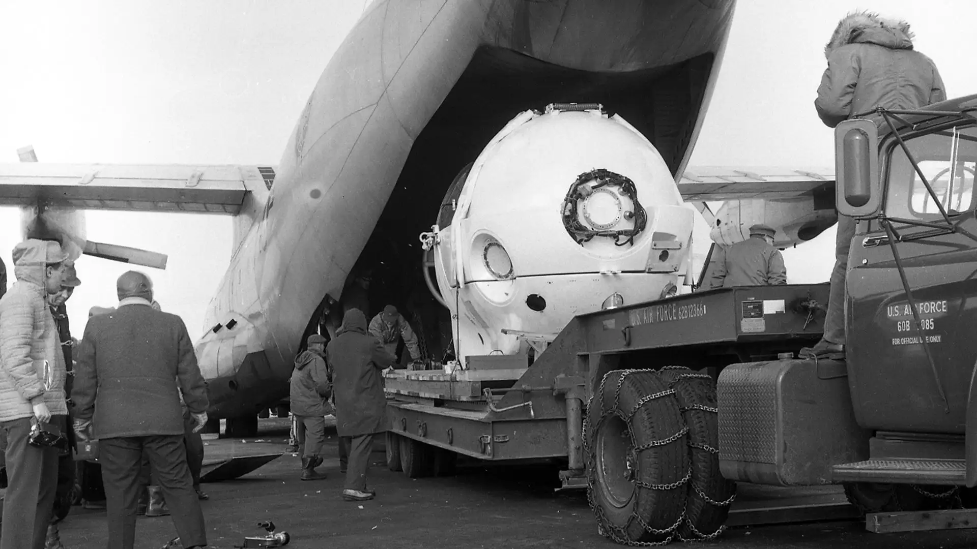 阿尔文被装载上飞机