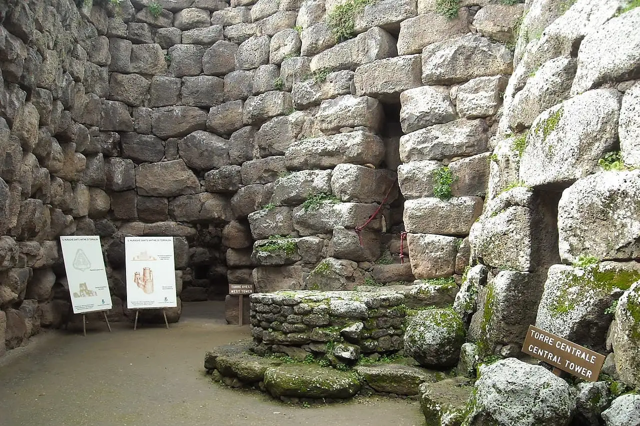 努拉吉阿鲁比乌——五叶状巨型堡垒