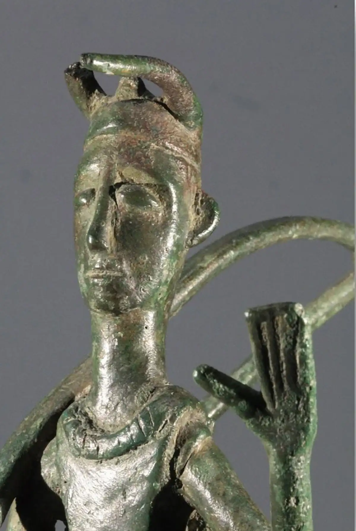 青铜小人战士雕像的细节