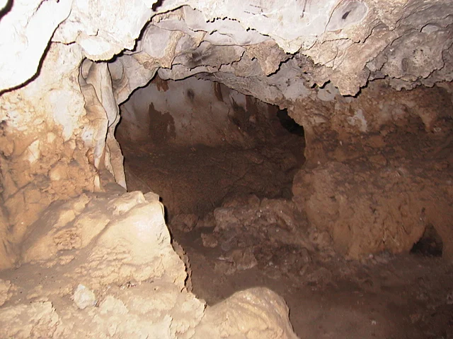 洞穴内部巨大的穹顶空间