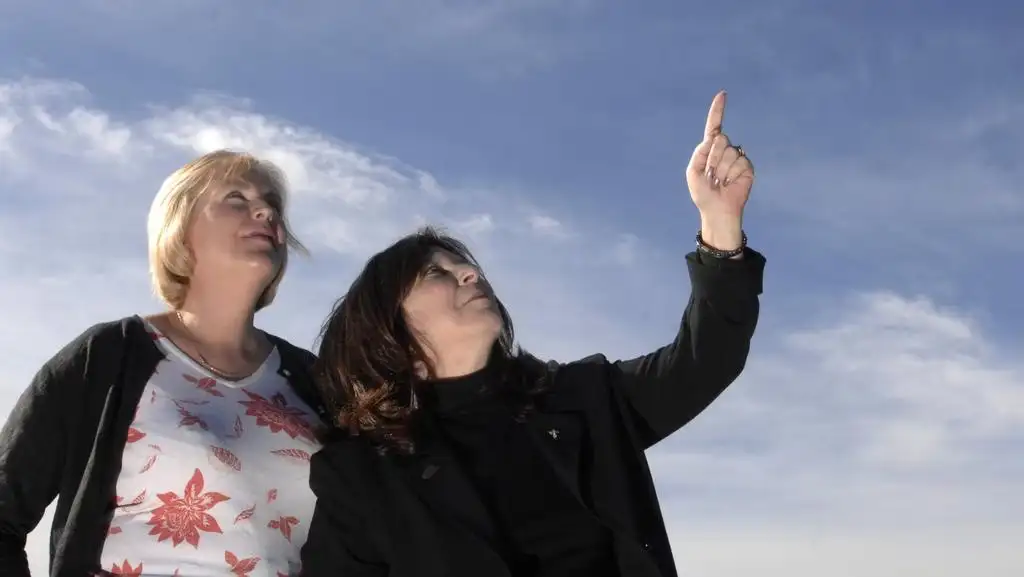 目击者乔伊·克拉克(Joy Clarke)和苏·萨维奇(Sue Savage)在 Westall UFO 事件50年后接受采访