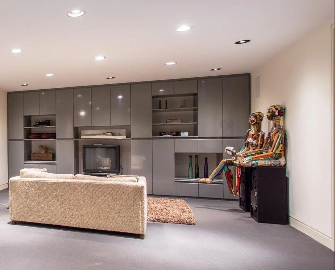 地下室中的雕塑