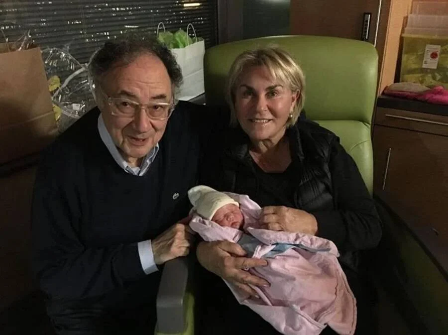 谢尔曼夫妇与孙辈