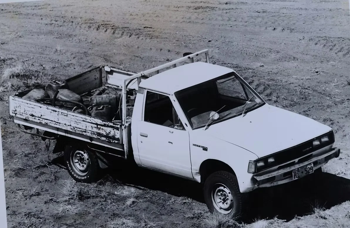 詹姆斯使用的达特桑皮卡车，发现时车顶上有用扳手拼成的SOS信号