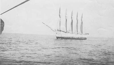 Carroll A. Deering号在钻石浅滩搁浅后的照片，所有帆都张开