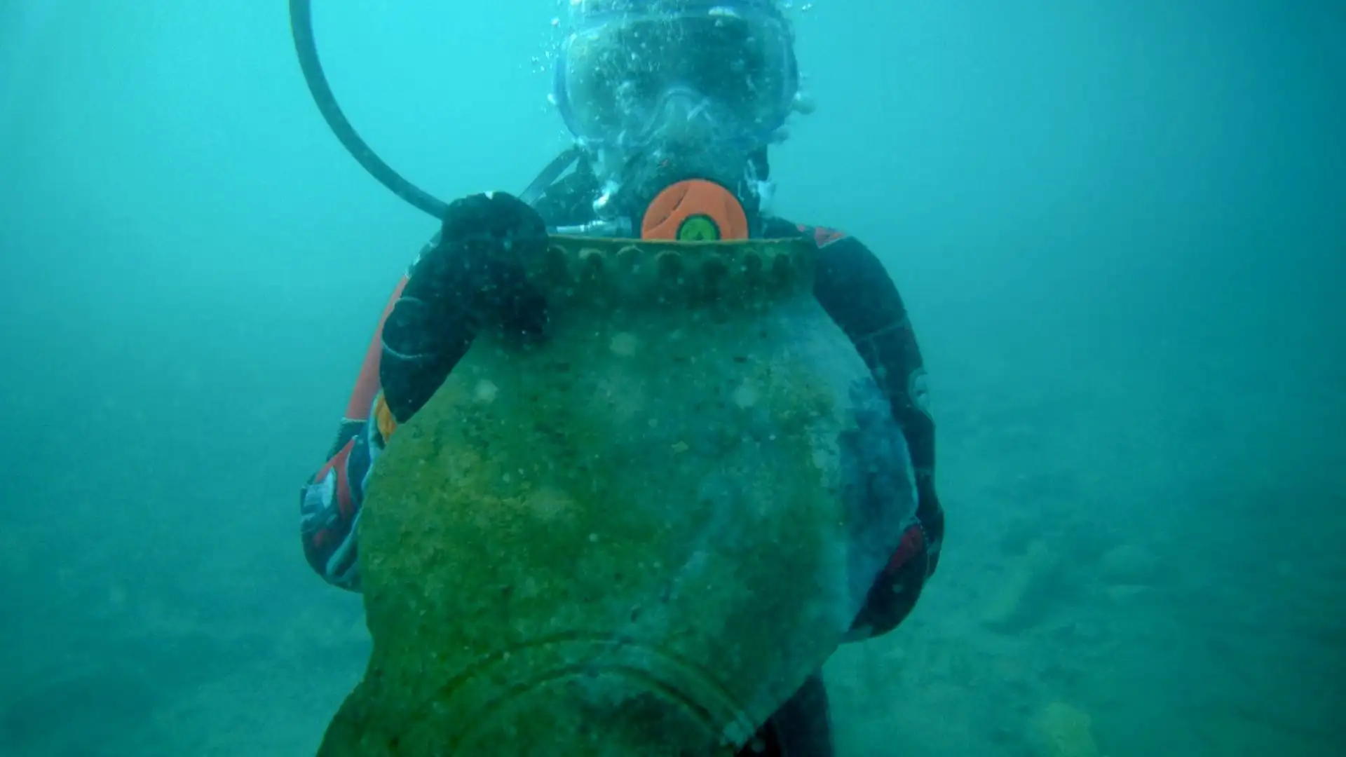 水下考古学家在伊塞克湖底发现古代陶器碎片