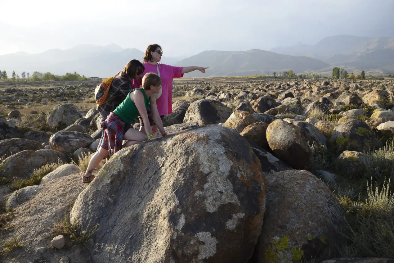考古学家团队在伊塞克湖畔
