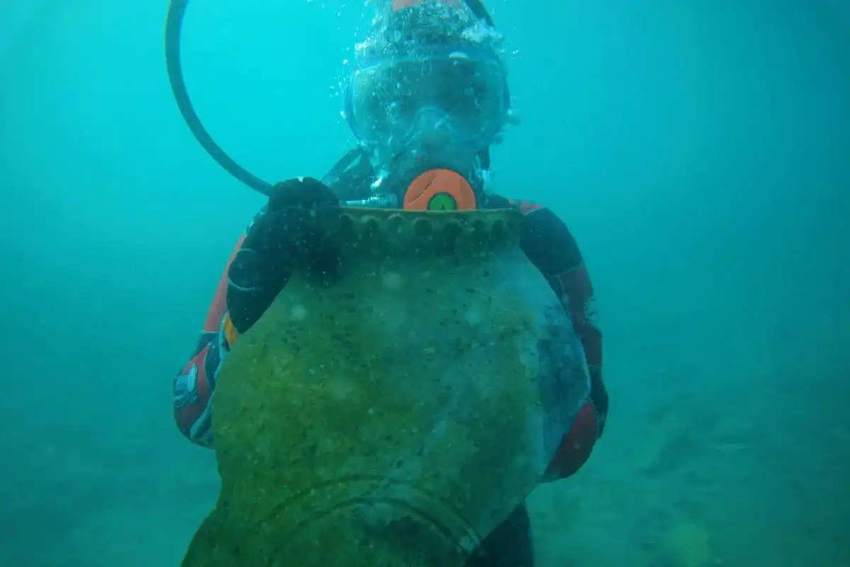 伊塞克湖的水下考古发现