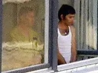 安德烈·斯皮策和凯哈特·肖尔在被扣押的建筑窗口与德国当局对话，随后斯皮策被枪托击打