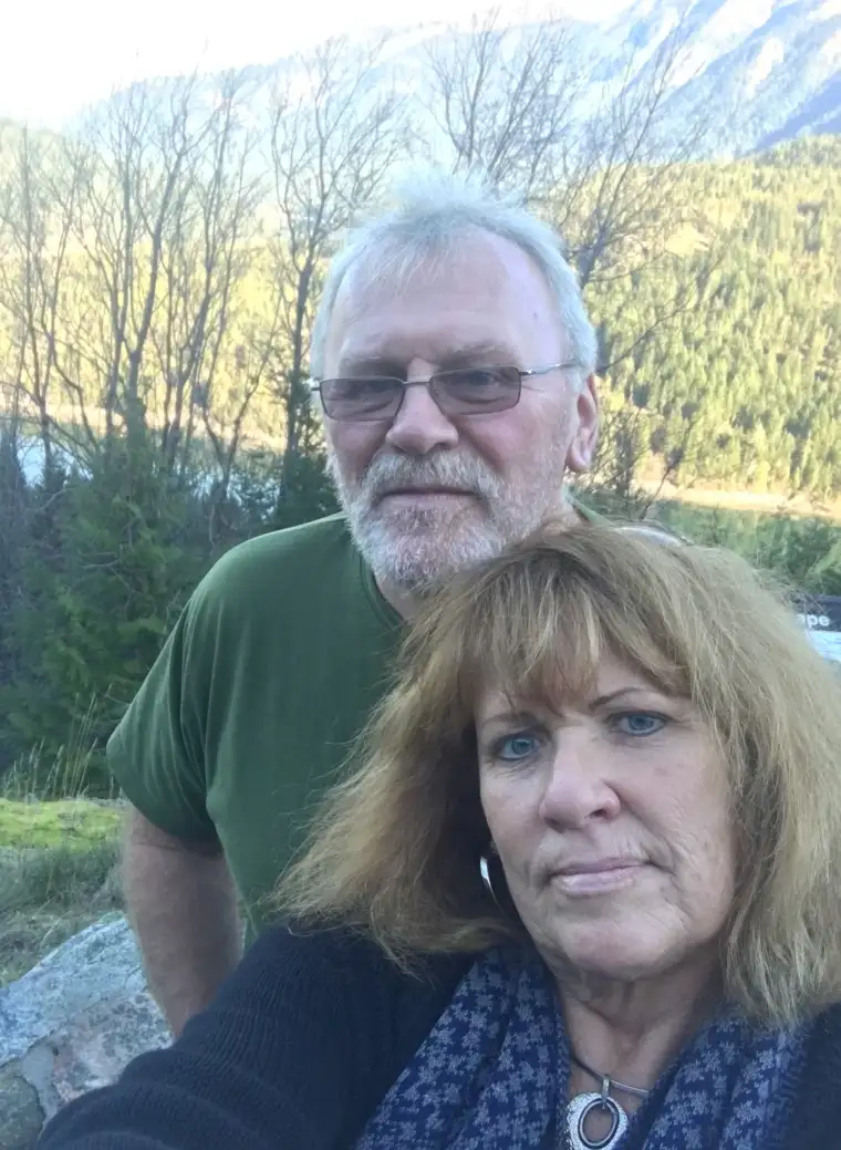 Sally Fowler和她的男朋友John外出寻找Kris