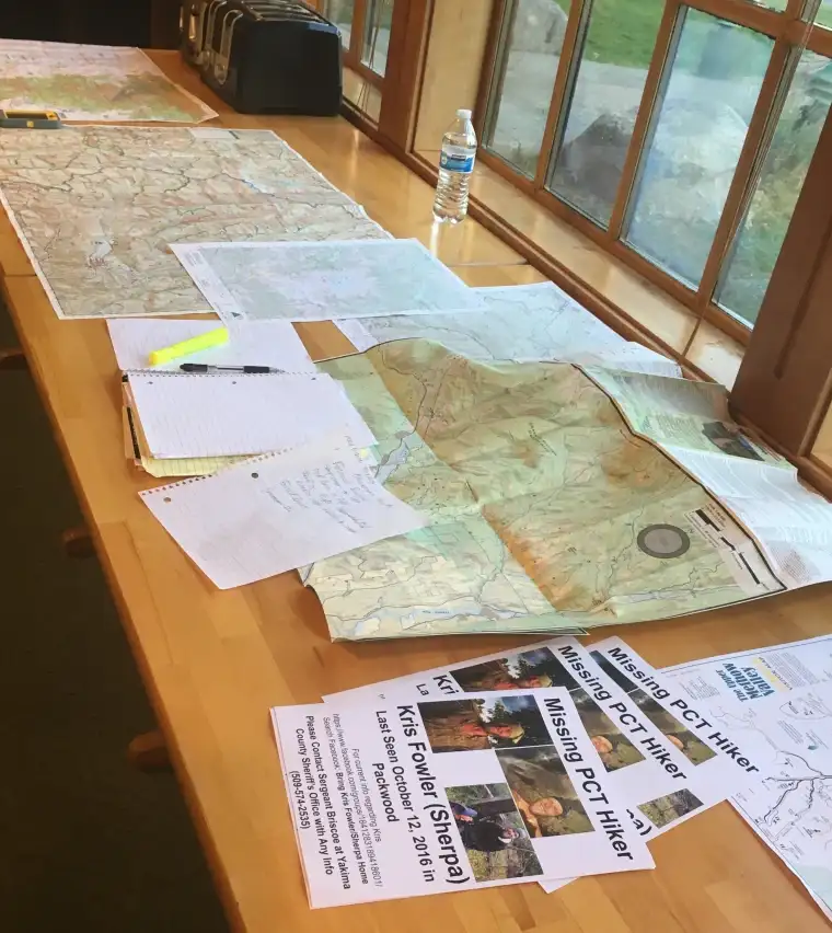 搜救人员在寻找Kris