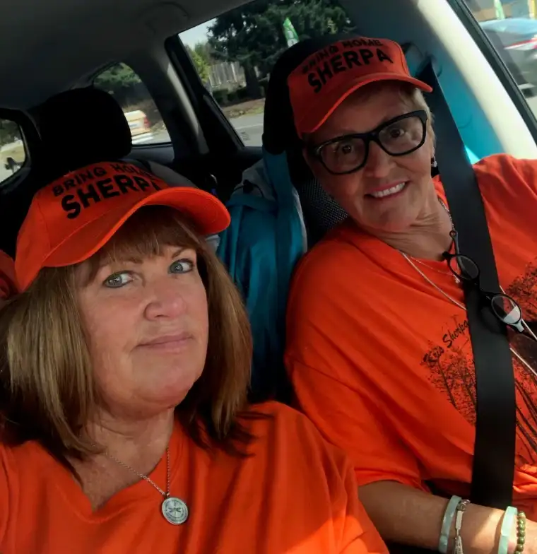 Sally Fowler和她的朋友Marcia在2019年寻找Kris