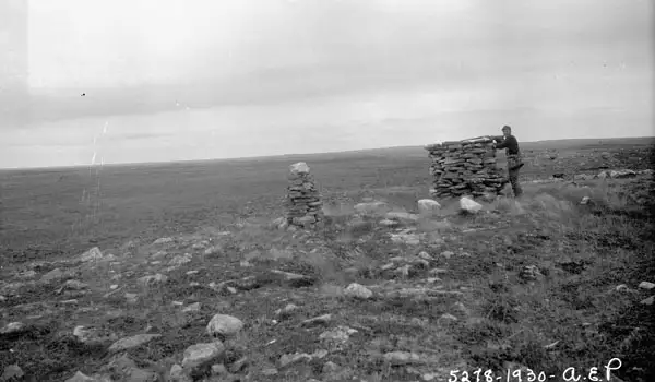 1930年拍摄的因纽特石堆，这种古老的导航标志在加拿大北部荒原中随处可见