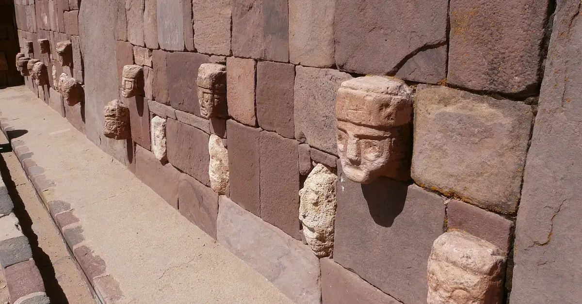 半地下神庙的石雕头像