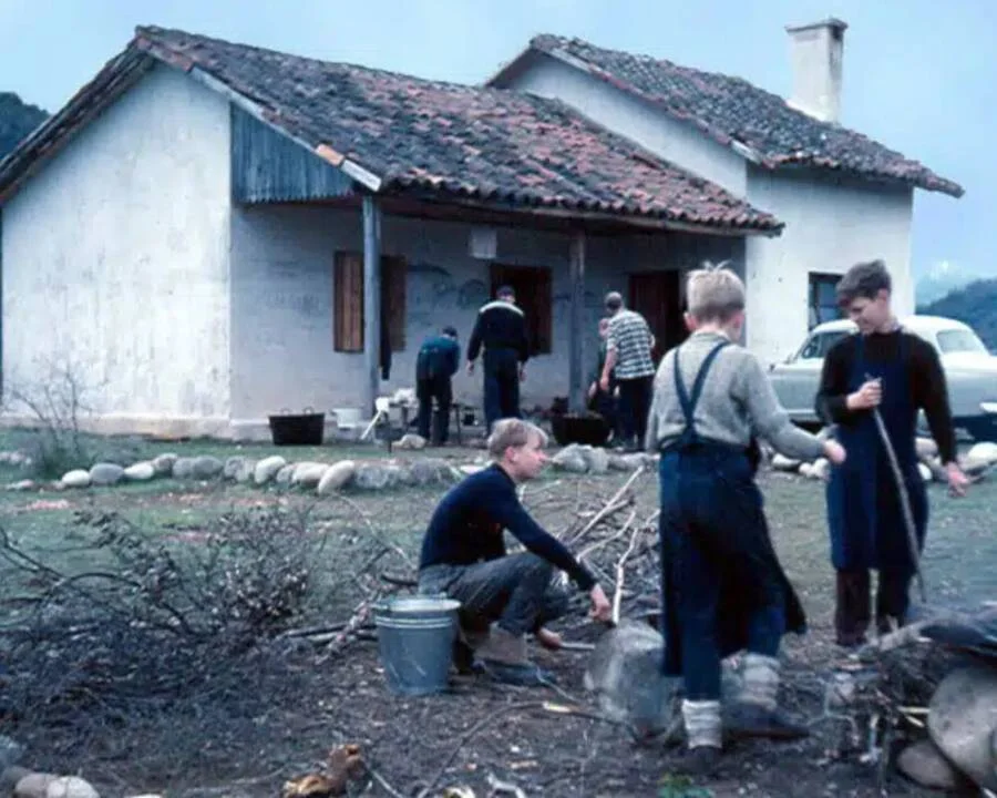尊严殖民地的年轻男孩们