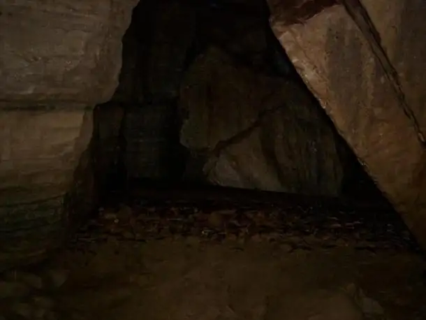 洞穴中的神秘雕塑