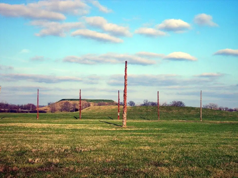 卡霍基亚土丘遗址的航拍图，展示了土丘的规模和布局