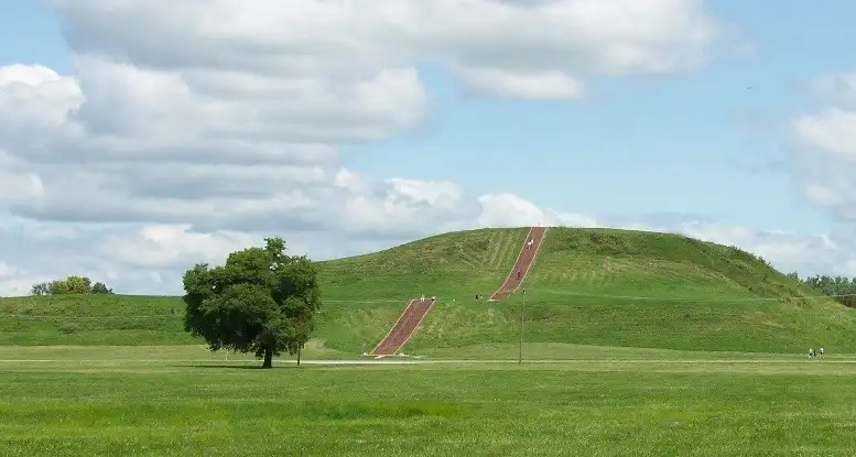 卡霍基亚土丘遗址的全景图，展示了保存至今的多座土丘