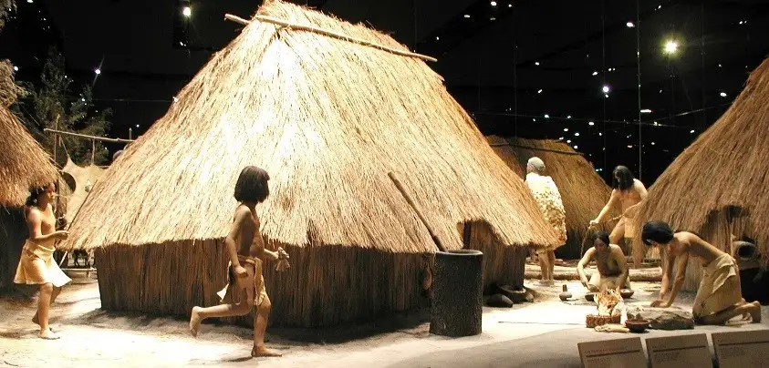 卡霍基亚土丘遗址的徒步路径，游客可以沿着这些路径探索古代城市遗迹