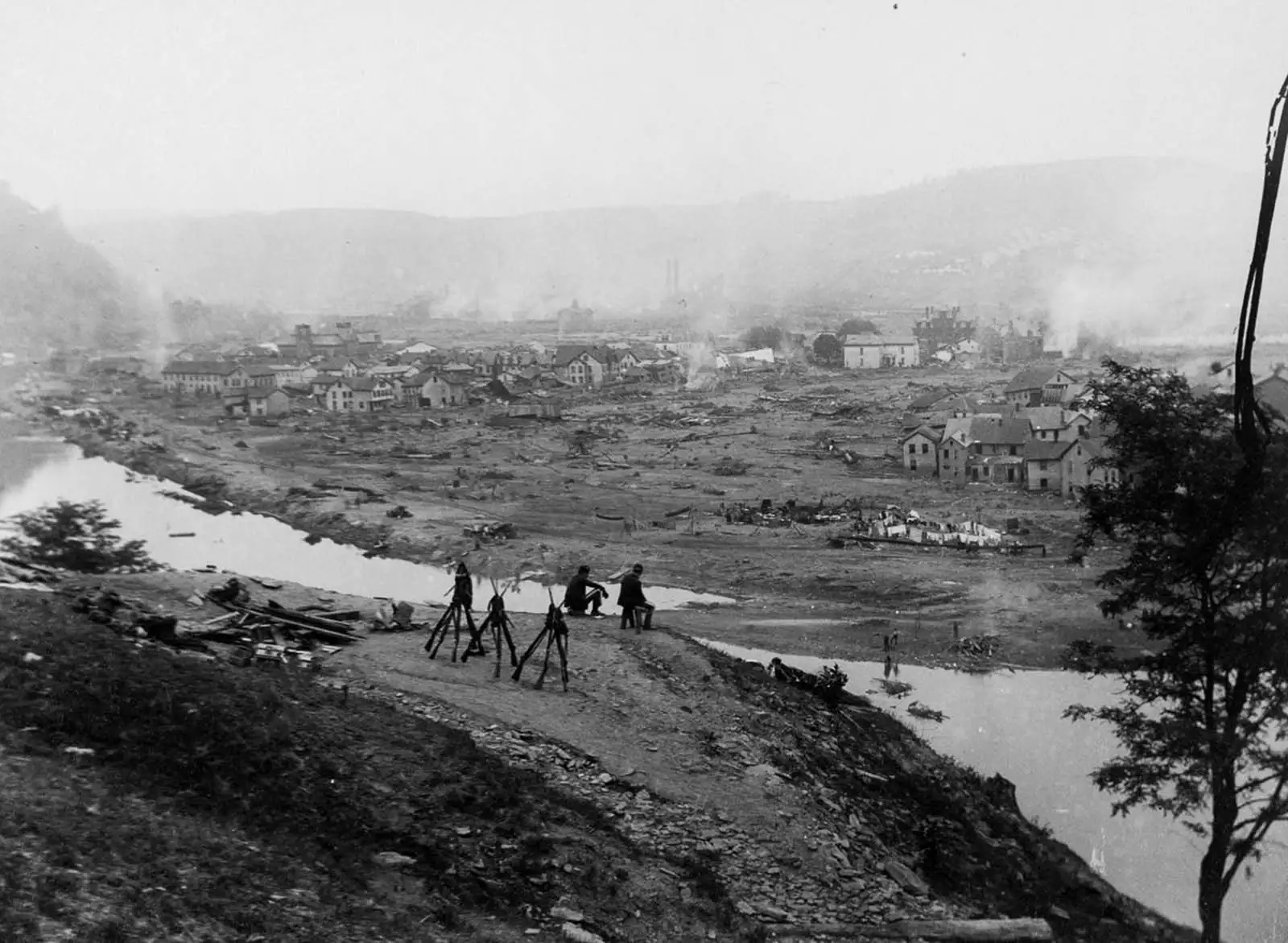 士兵俯瞰灾难后的约翰斯顿