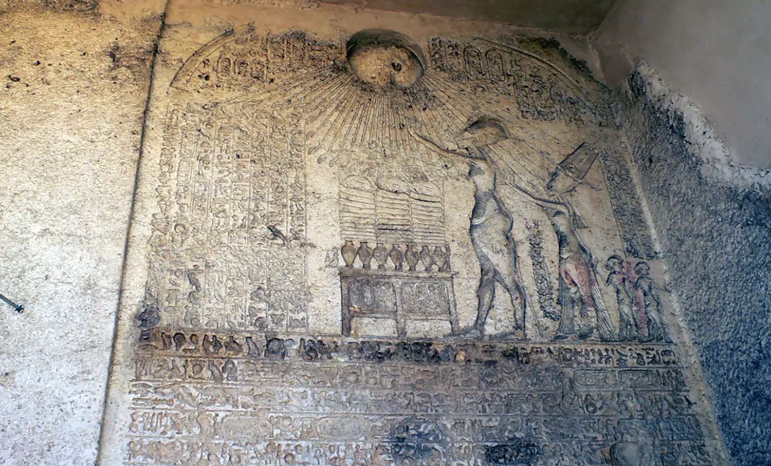 阿玛尔纳边界石碑A，上面刻有阿肯那顿和王室家族向阿顿神祈祷的场景