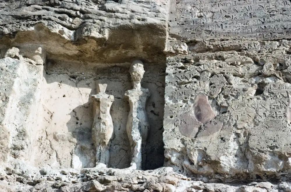 边界石碑U，两侧雕刻着王室家族的雕像