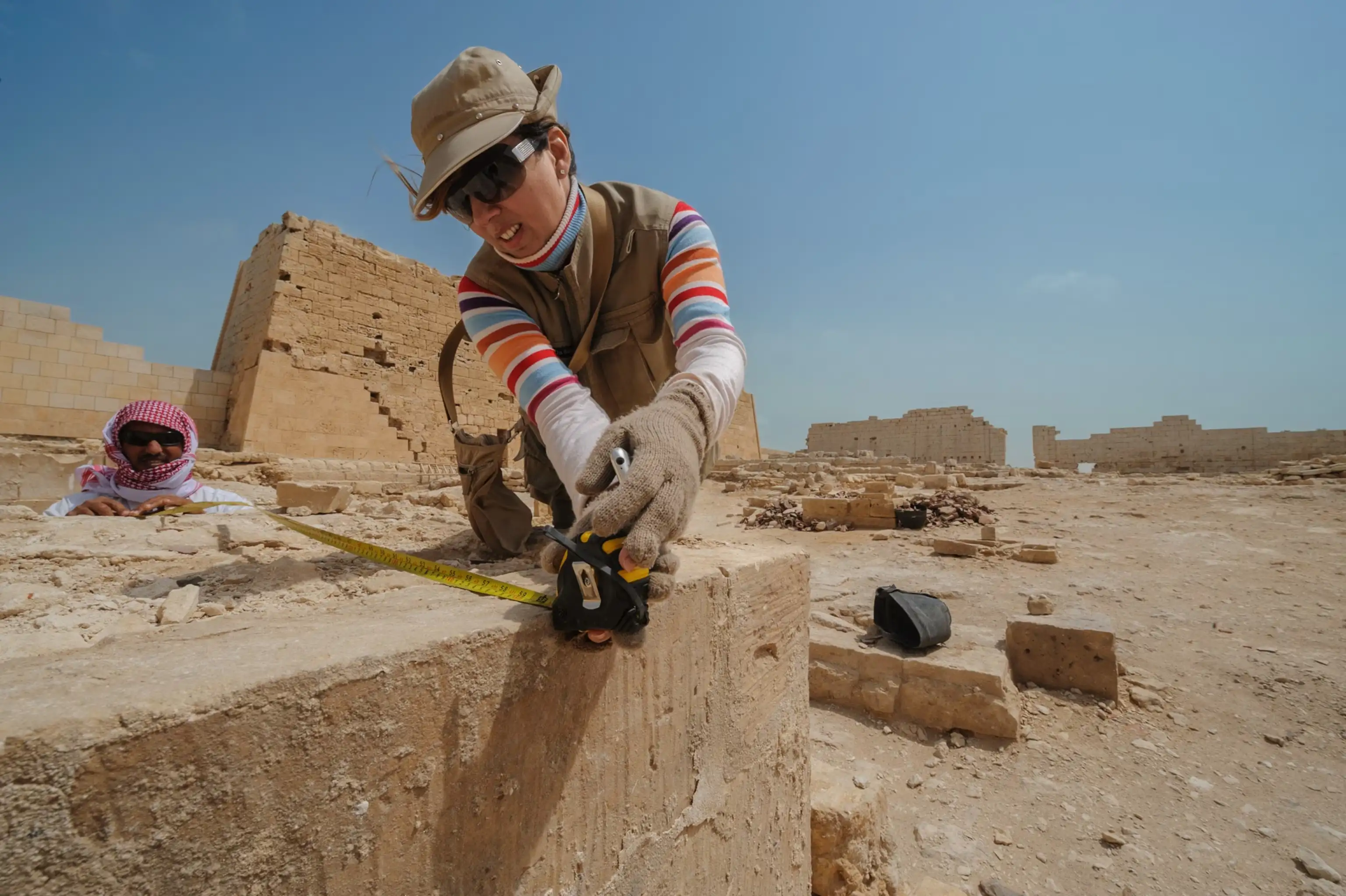 考古学家凯瑟琳·马丁内斯在Taposiris Magna神庙遗址工作