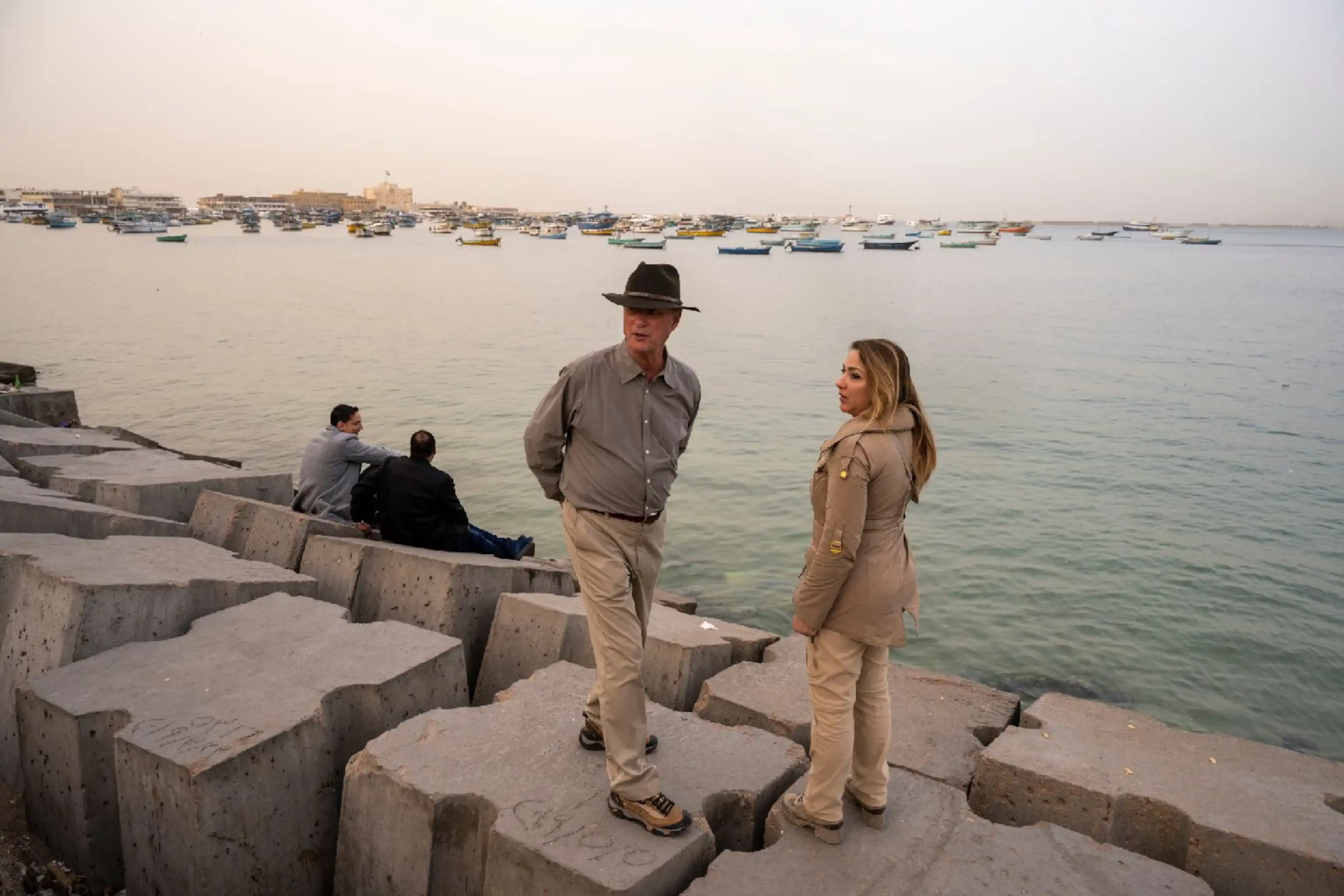 探险队队长凯瑟琳·马丁内斯与发现泰坦尼克号的著名海洋探险家罗伯特·巴拉德