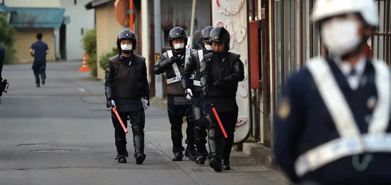 屋久岛山区雪景与搜救相关画面