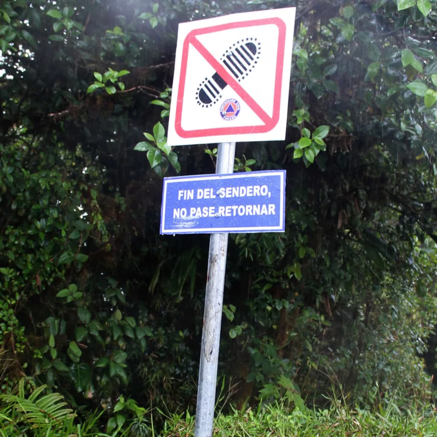 Warning sign at the trail