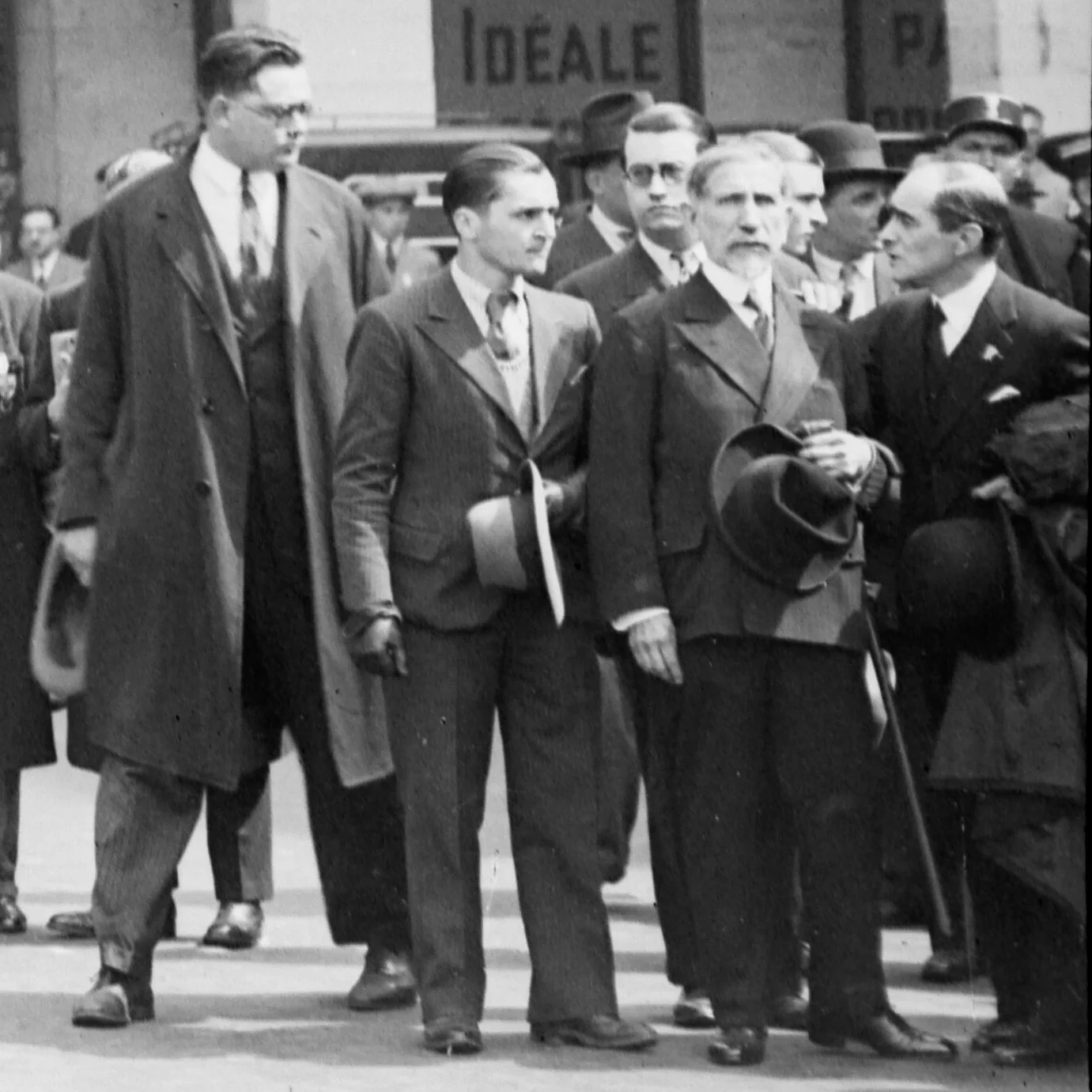 Jean Filiol在1932年5月15日保护Charles Maurras，当时他还是法国行动组织的成员