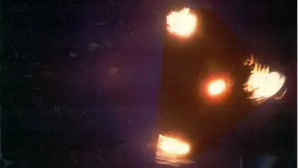 比利时UFO波期间著名的Petit-Rechain三角形UFO照片