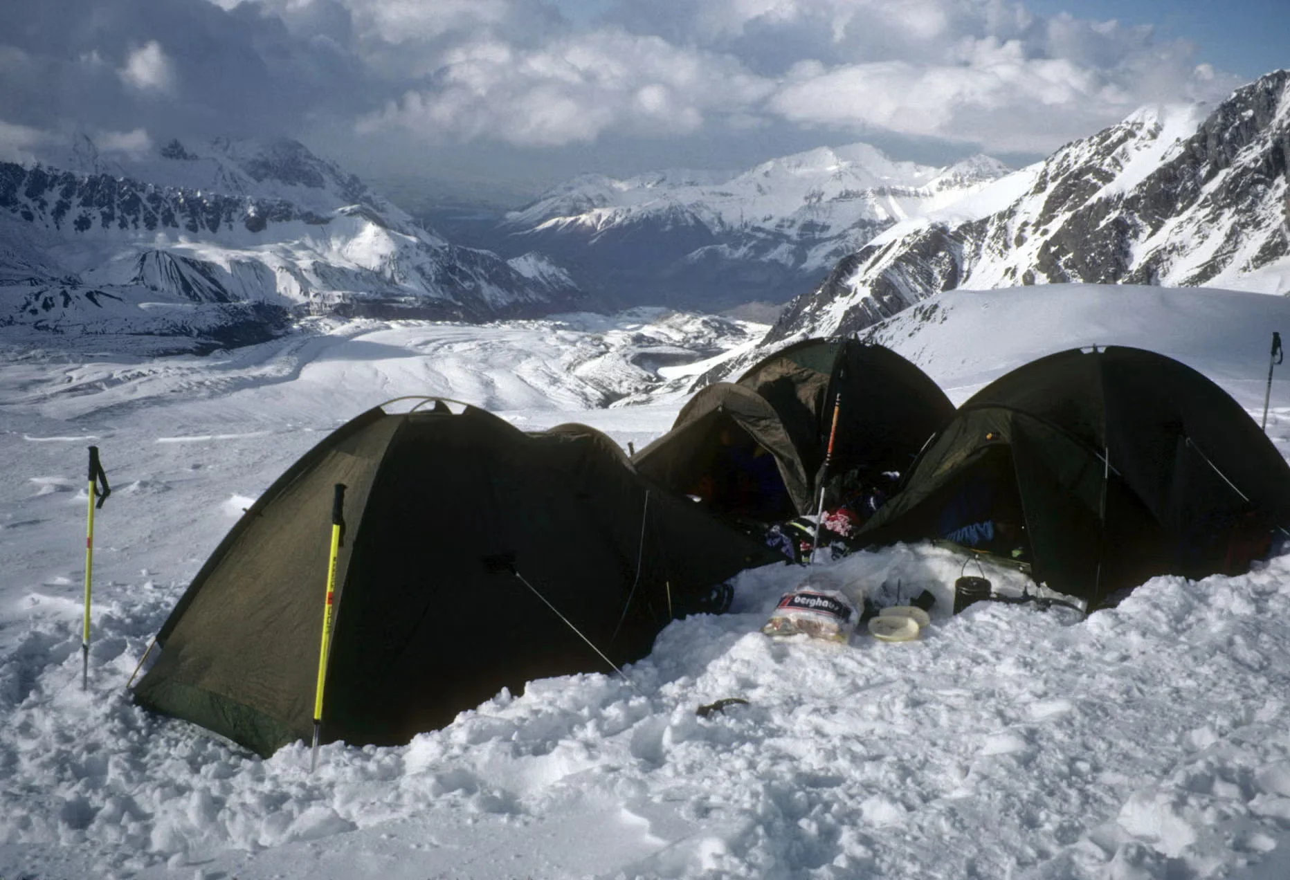 帕米尔高原的营地