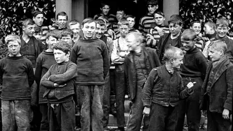 家园儿童的历史照片，展示他们的群体形象