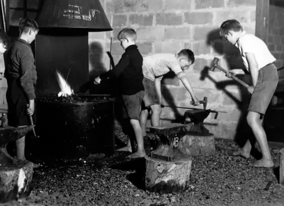 Fairbridge农场学校的儿童在工作，1942年