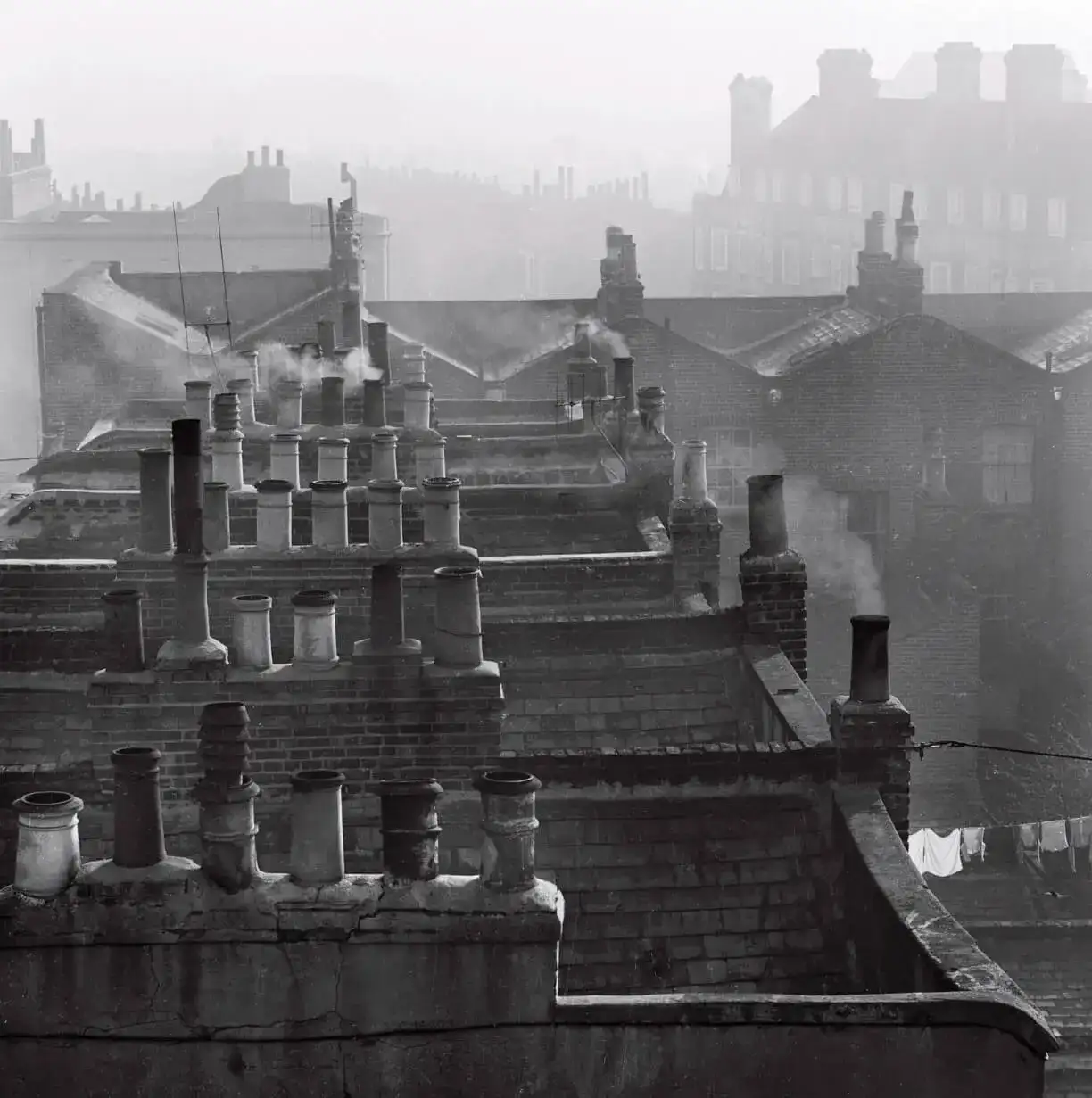 伦敦屋顶上密布的烟囱，每一个都在向天空喷射着黑色的烟尘