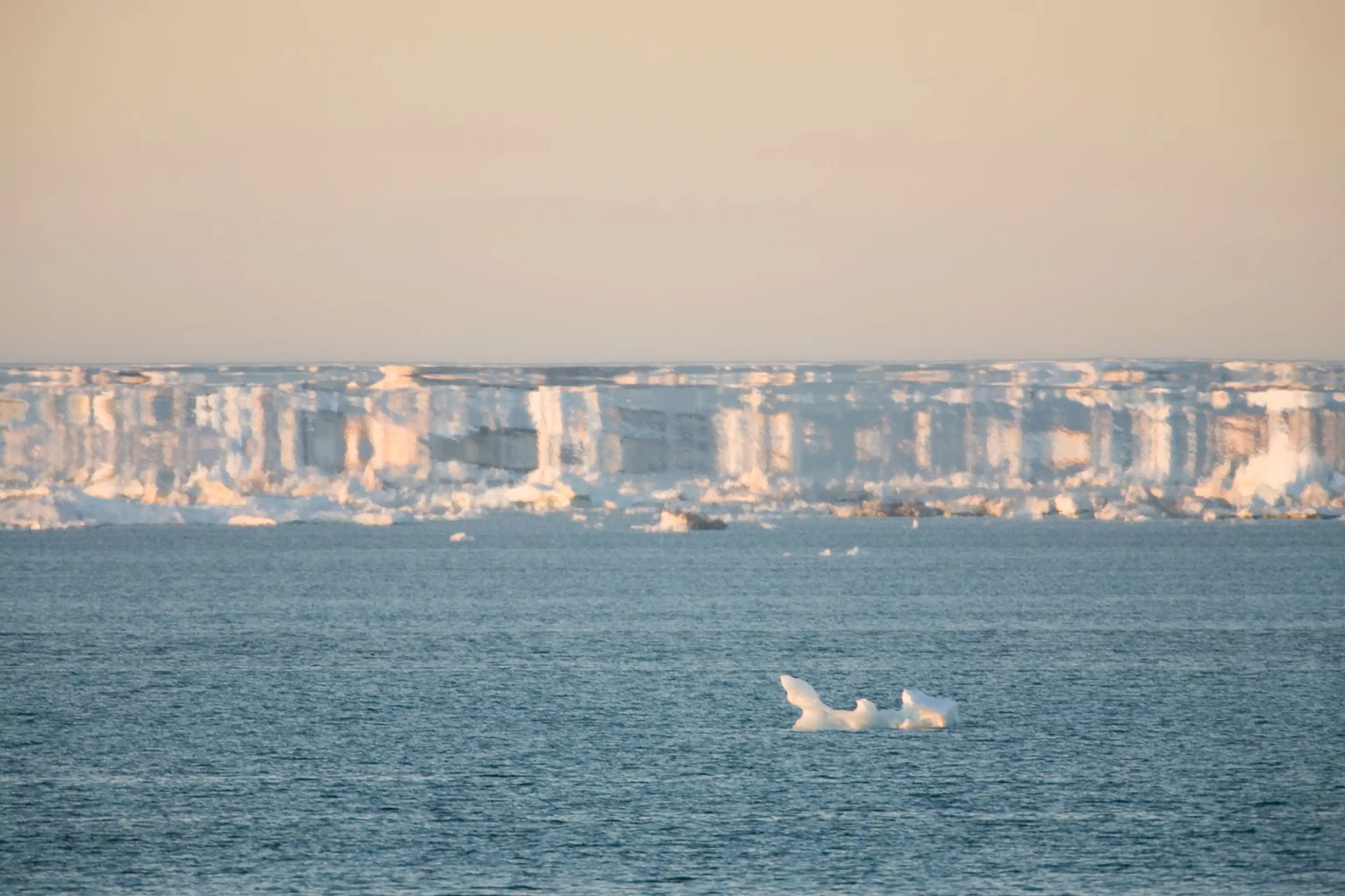 北极海市蜃楼——法塔·摩根纳现象可以创造出看似真实的陆地幻象