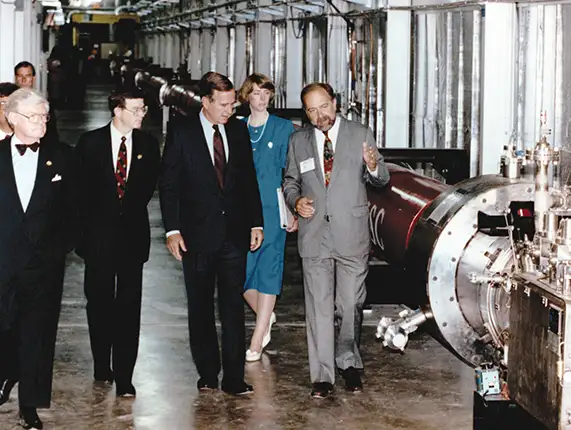 超导超级对撞机主任罗伊·施维特斯(右)陪同乔治·布什总统参观磁体测试实验室，1992年7月30日