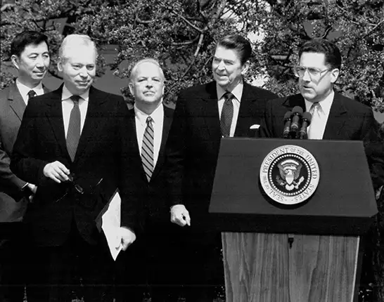 里根总统在白宫玫瑰园宣布支持超导超级对撞机项目，1988年3月30日