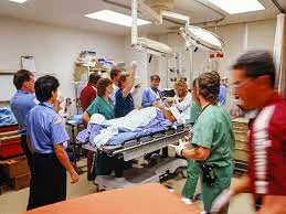 医护人员在医院停车场