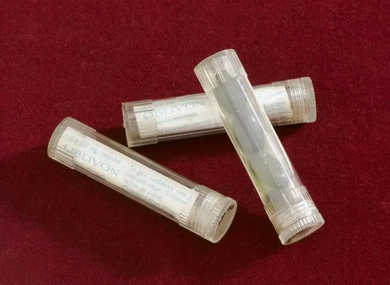 Oblivon镇静胶囊，1953-1967年。这种药物的名称暗示着"遗忘"——它被用来"消除看牙医的恐惧"，但在切姆斯福德，它参与了更深层的遗忘