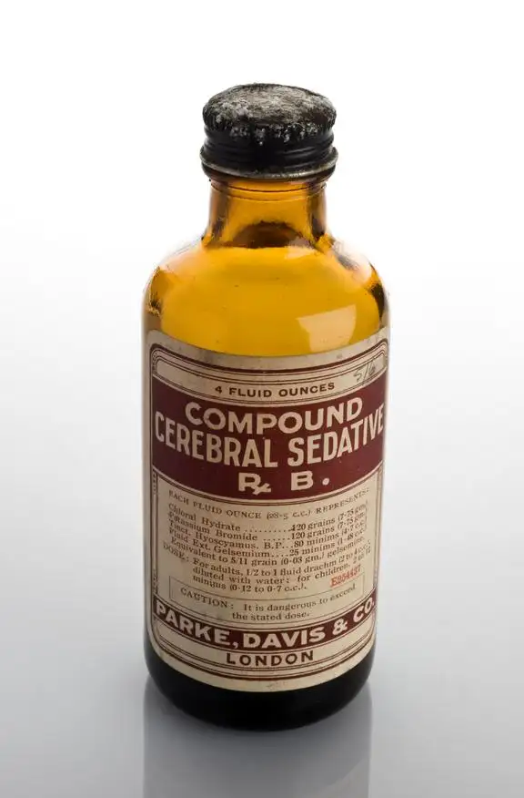 大脑镇静剂药瓶，帕克-戴维斯公司出品。这类"大脑镇静剂"被用于"安抚心灵"，但其作用机制和副作用在当时并未被充分理解