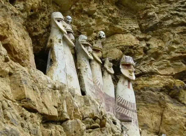 卡拉希亚悬崖墓葬群