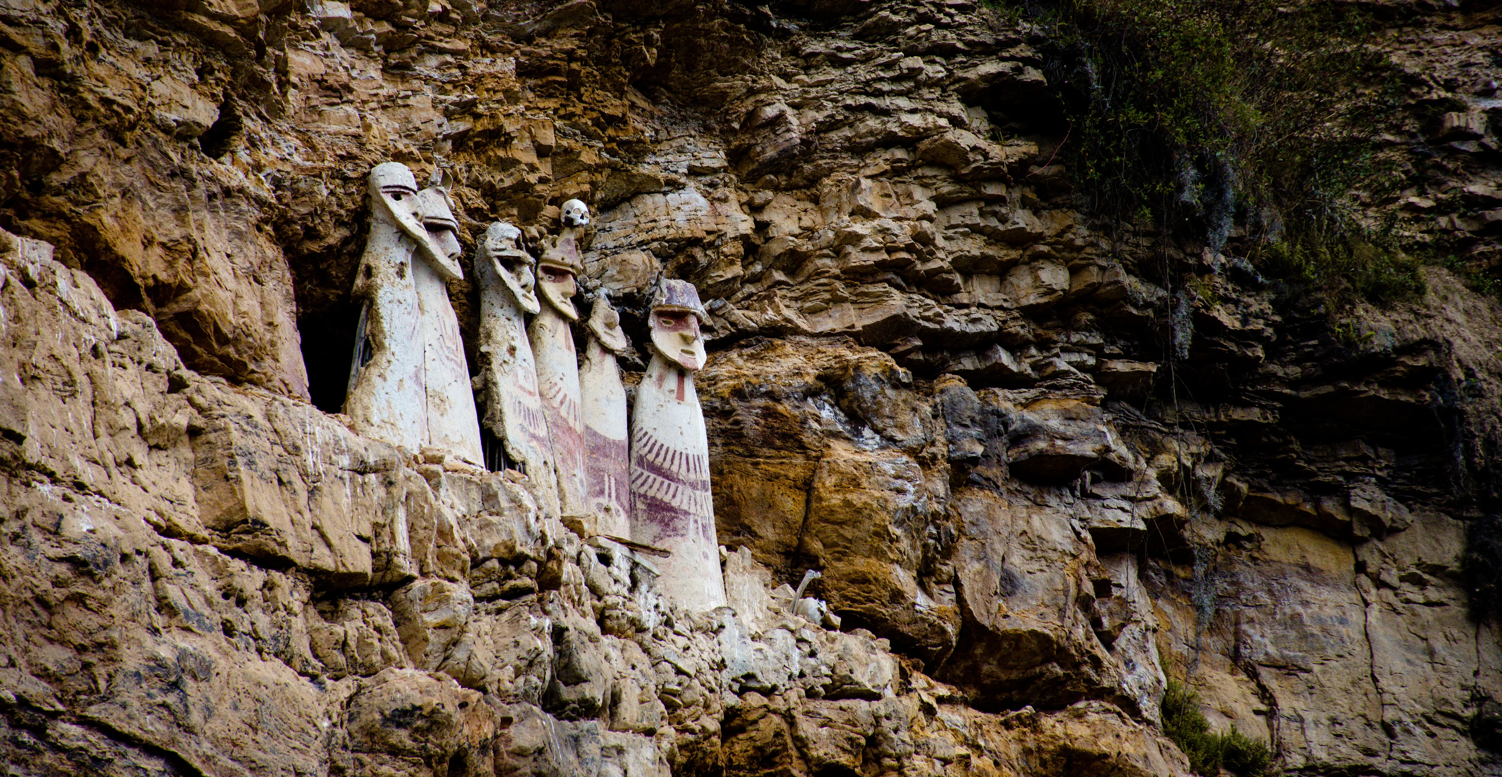 秘鲁卡拉希亚悬崖上的查查波亚斯石棺