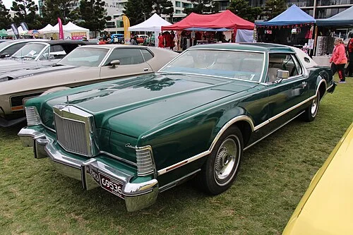 警方公布的1970年代林肯大陆马克四型轿车，与案件相关车辆相似