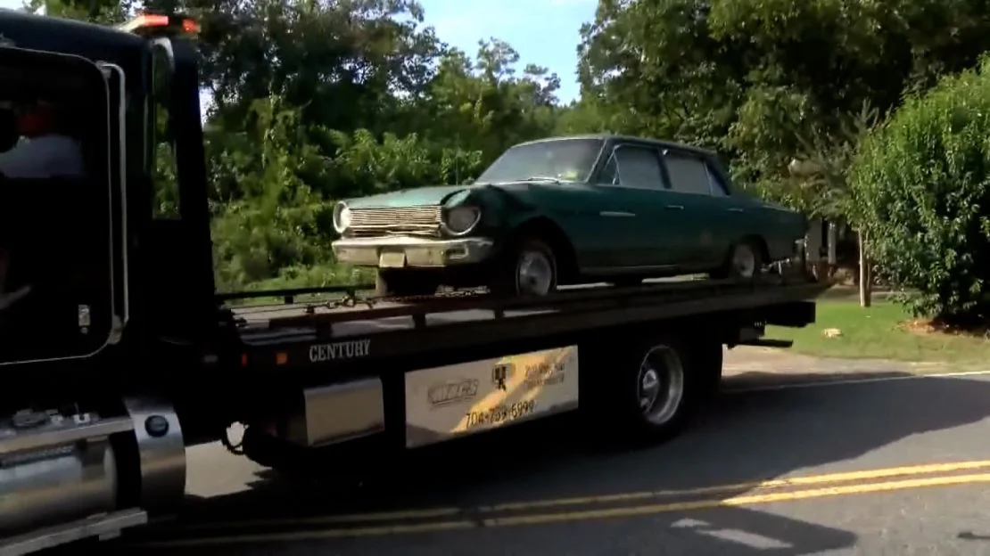 2024年9月搜查德德蒙家族房产时，调查人员拖走了一辆绿色轿车