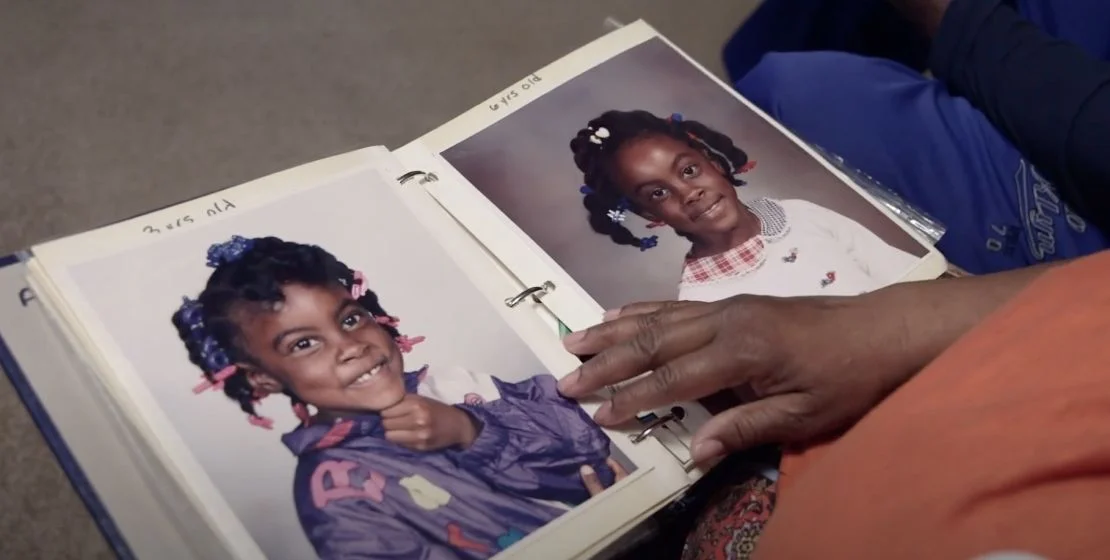 阿莎的父母手持女儿的童年照片相册，他们从未失去找到女儿的希望