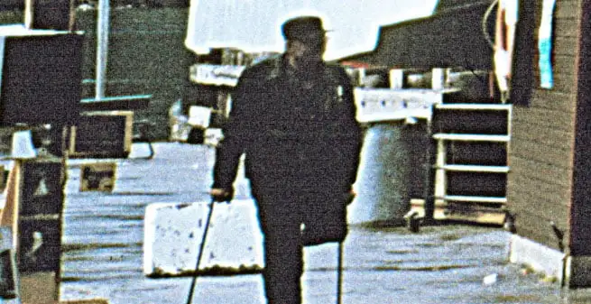 在Geiranger轮渡码头拍摄的独腿男子