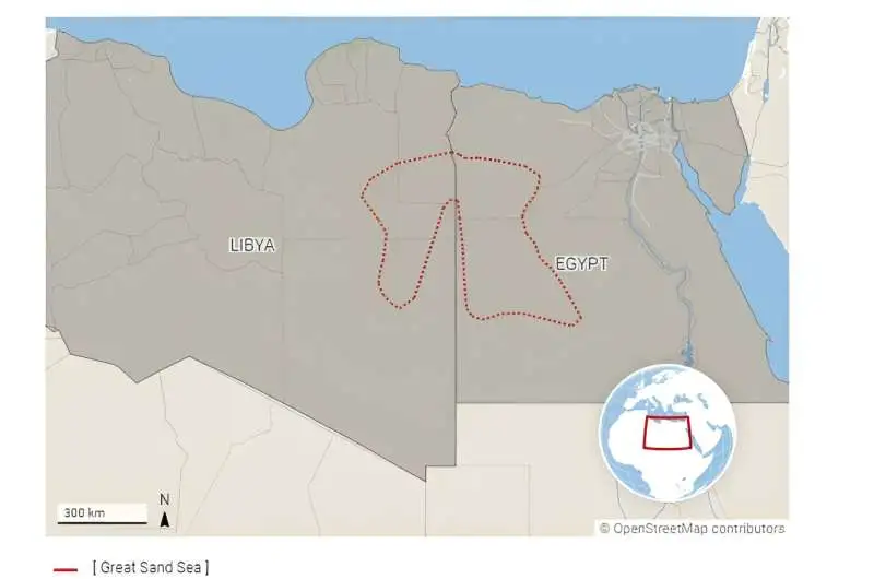 利比亚沙漠玻璃散落在大沙海中